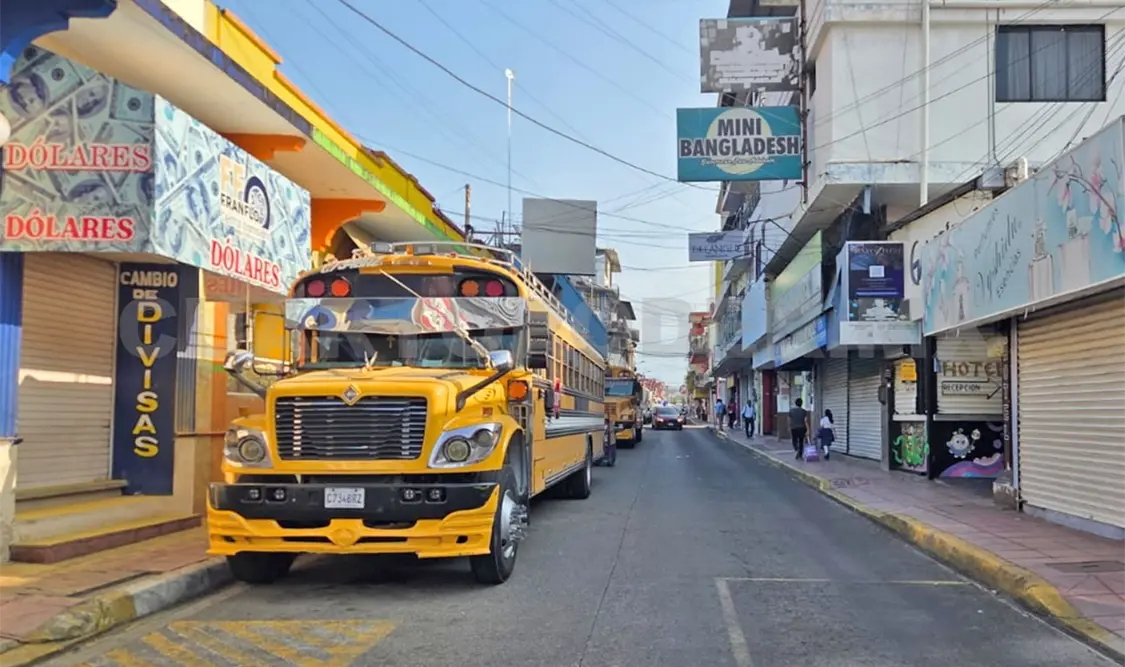 Guatemaltecos ingresan a México para realizar compras, lo que genera una importante derrama económica. Ramón García / CP