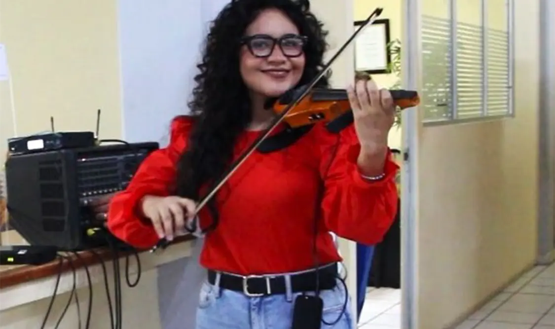 La violinista Carolina Ruiz rompió la rutina en Servicios Escolares. Cortesía