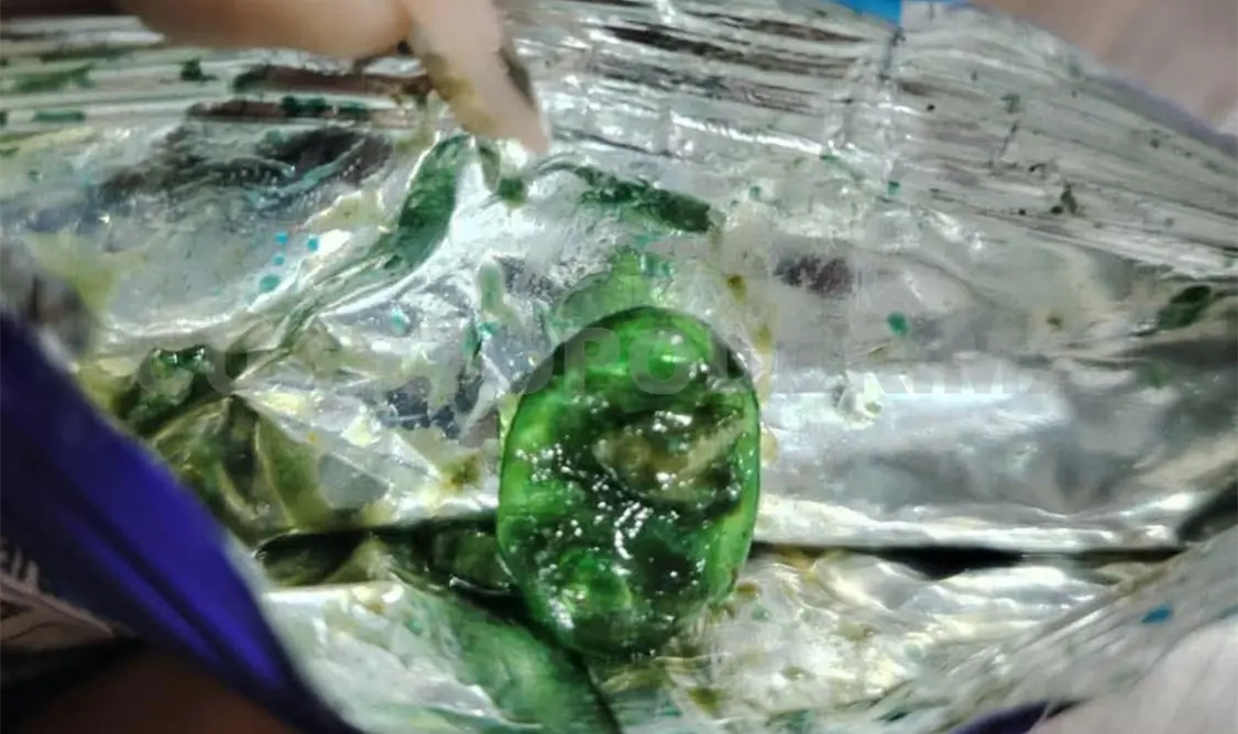 Un par de jóvenes encontraron en las bolsas de frituras una cápsula verde, que contenía una sustancia. Juan Orel / CP