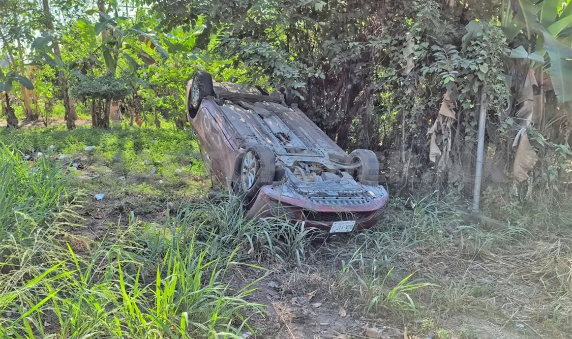 El sedán abandonó la vía de comunicación y volcó sobre el toldo. Víctor Sánchez / CP