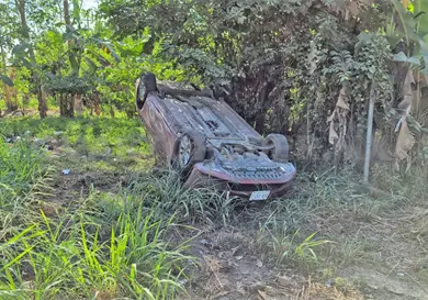 Sedán queda sobre el toldo tras volcar
