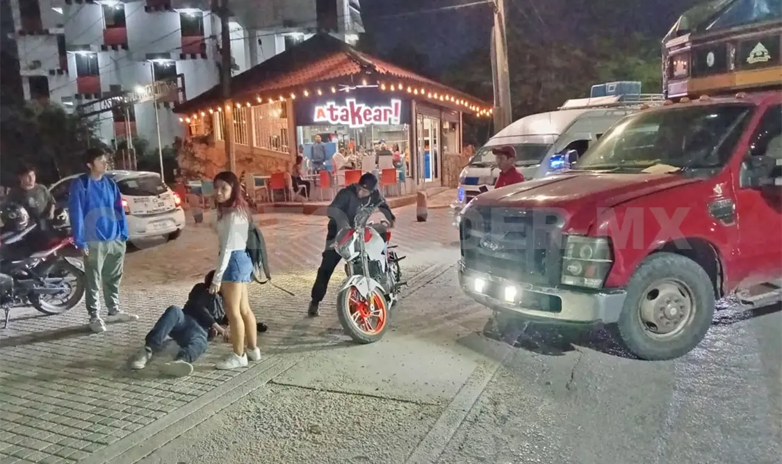 Paramédicos de Protección Civil auxiliaron al adolescente. Genaro Sánchez / CP