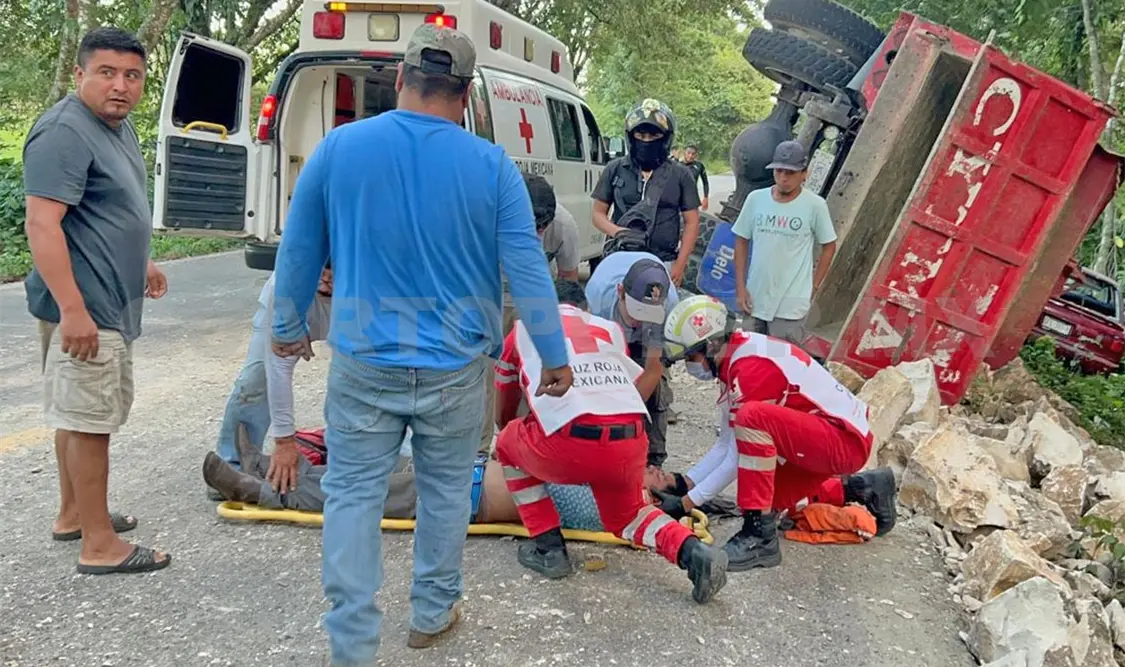 El camión de volteo se accidentó a un costado de la carretera, al perder el control. Genaro Sánchez / CP