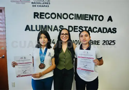 Directora del Cobach reconoce a estudiantes