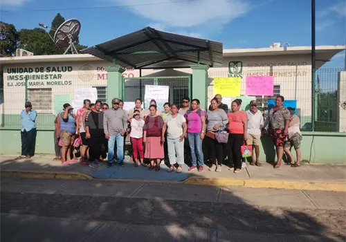 Toman clínica; exigen cambio de personal