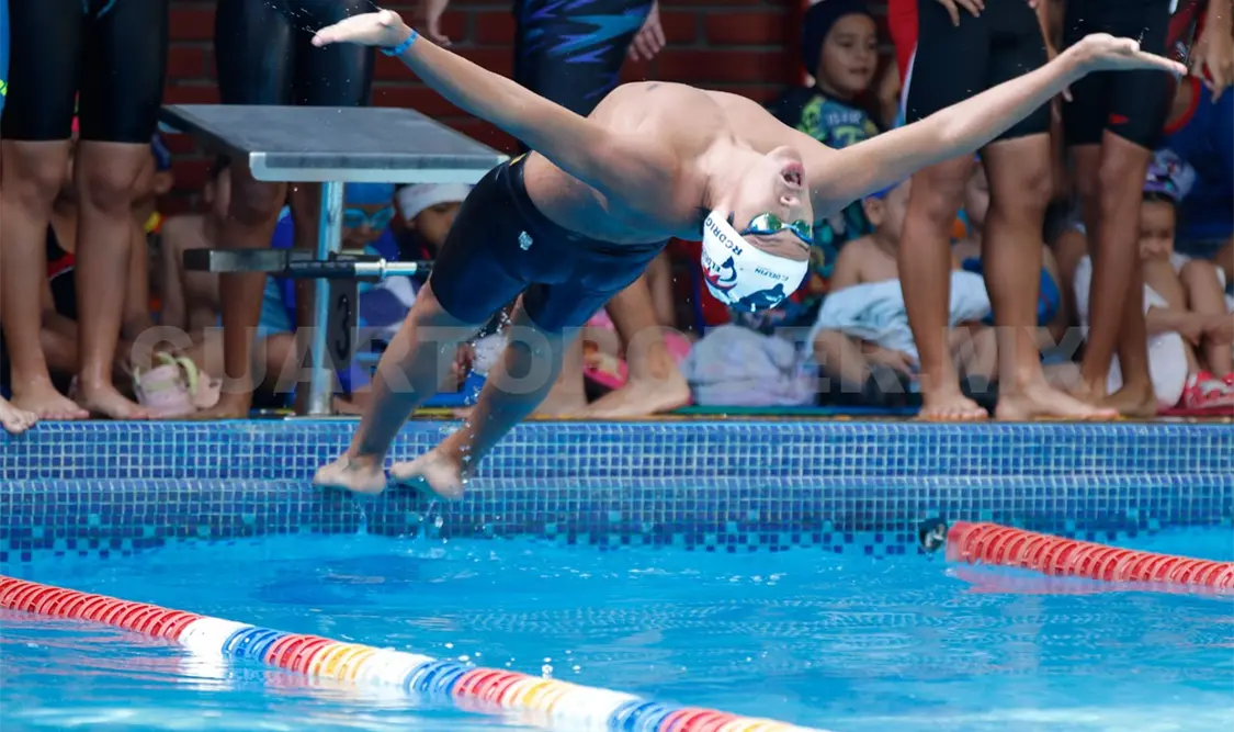 Emocionante Demostración de Fin de Año, realizada en la histórica alberca de El Delfín Oriente. Cortesía