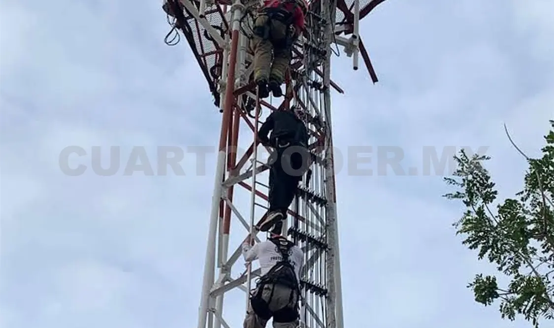 Los elementos que atienden emergencias salvaron una vida desde las alturas. Ulises Villalobos / CP