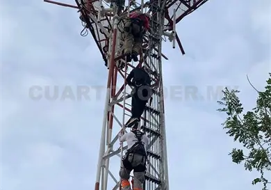 Intenta lanzarse desde lo alto de una torre metálica