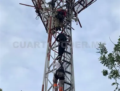 Intenta lanzarse desde lo alto de una torre metálica Intenta lanzarse desde lo alto de una torre metálica