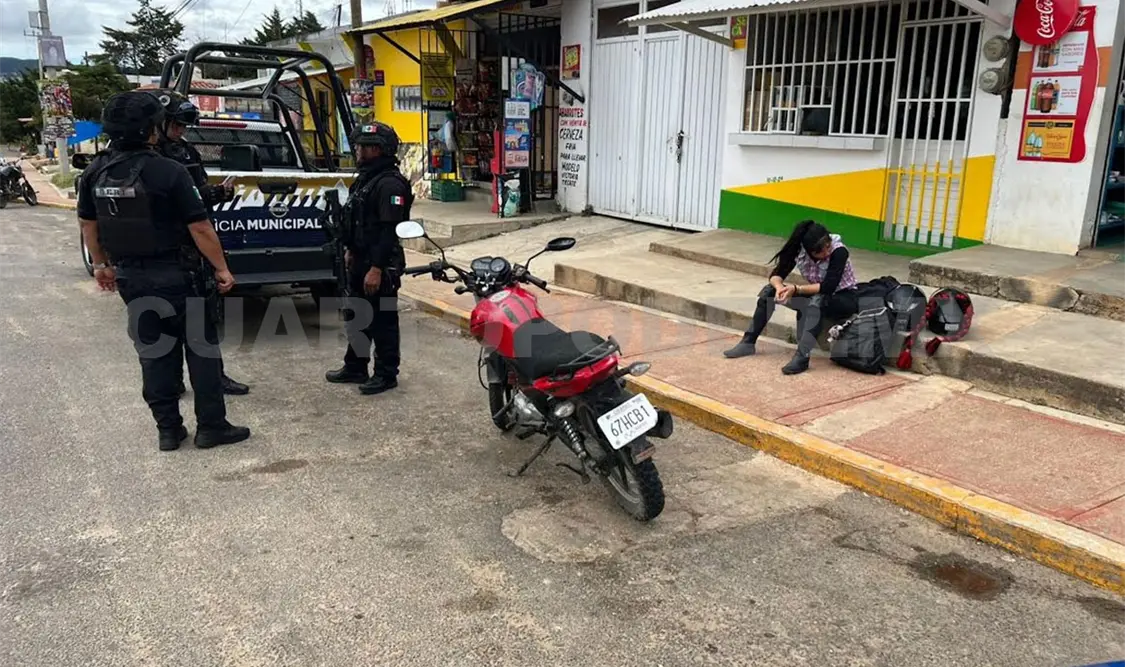 La errónea maniobra de un conductor hizo que la mujer acabara en el suelo. Juan Orel / CP