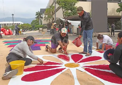 Tejen mega alfombra de aserrín en El Mequé Tejen mega alfombra de aserrín en El Mequé