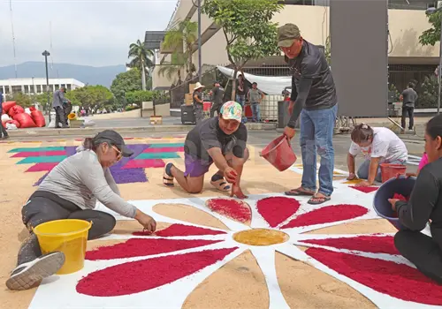 Tejen mega alfombra de aserrín en El Mequé Tejen mega alfombra de aserrín en El Mequé