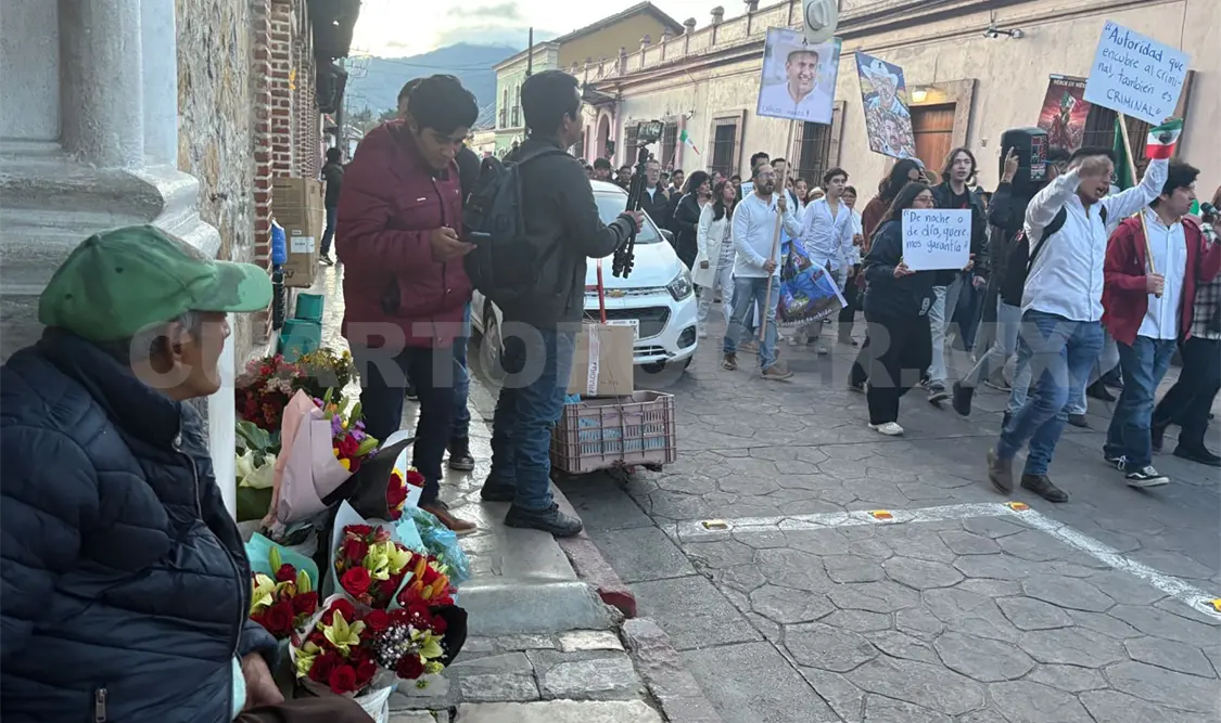 Vendedor de flores de la tercera edad viendo cómo pasaba la marcha. Desconocía sus razones para protestar. Jofiel Domínguez / CP