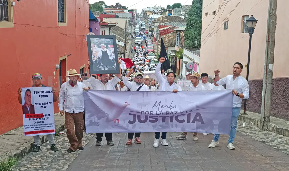 Manifestantes pidieron un alto a la violencia, a la inseguridad, a las desapariciones, además de justicia para Carlos Manzo. Juan Orel / CP