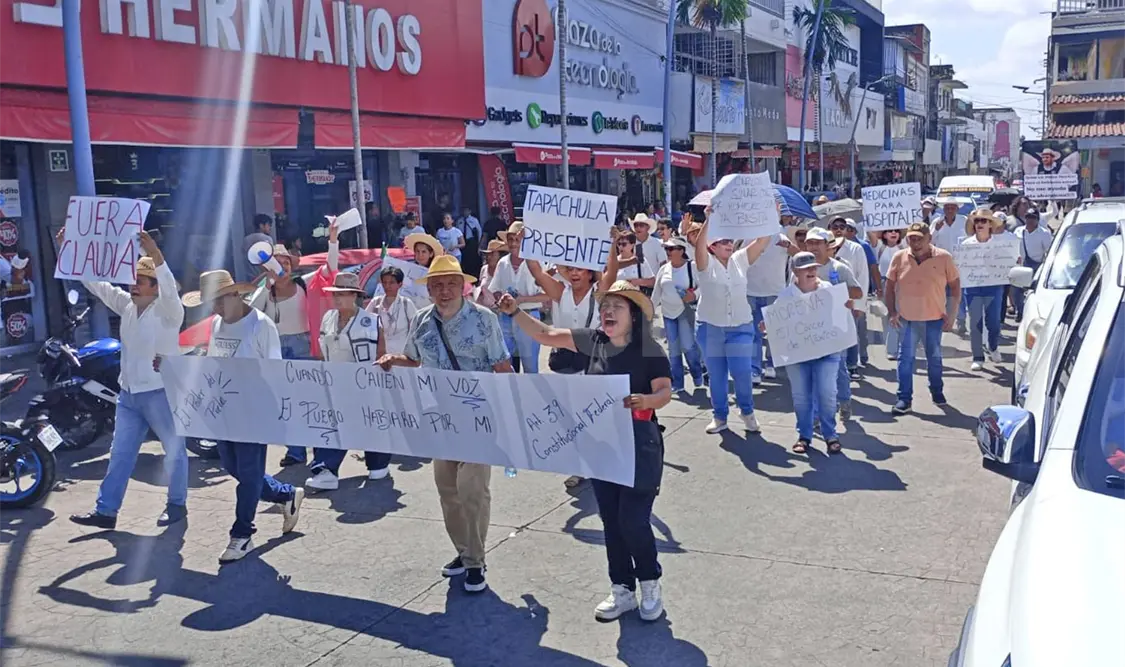 Los manifestantes se pronunciaron porque las autoridades esclarezcan el asesinato del alcalde de Uruapan, Carlos Manzo. Víctor Sánchez / CP