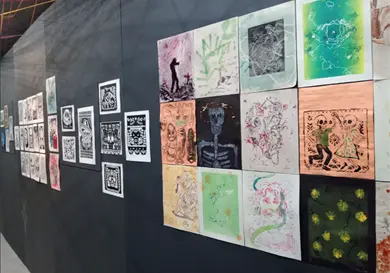 Jóvenes crean mural sobre la muerte