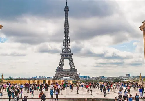 ¿La Torre Eiffel crece durante el verano?