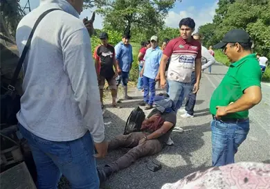 Camión provoca volcadura de una Estaquitas