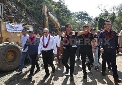 Eduardo Ramírez constata avances de caminos Eduardo Ramírez constata avances de caminos