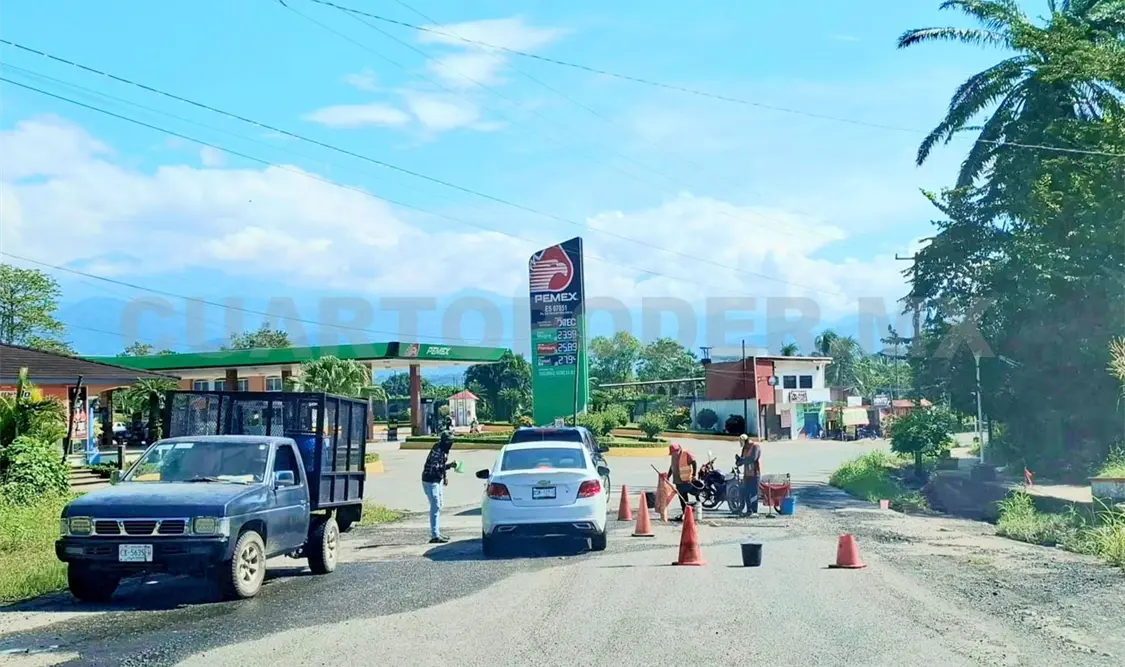 Vecinos tapan baches con grava y arena