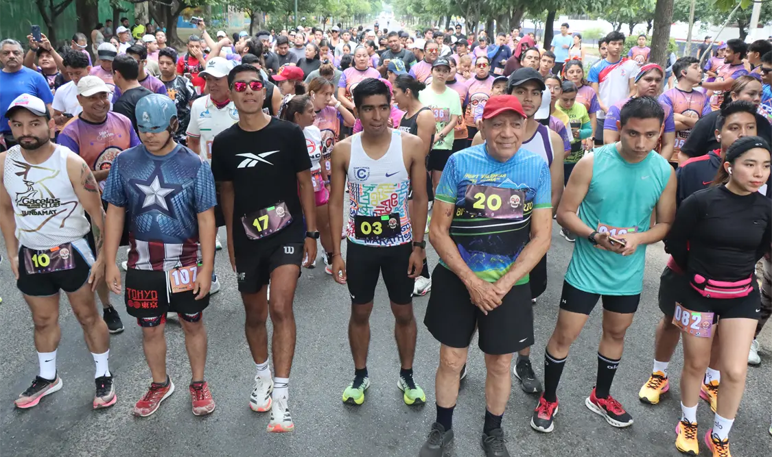 Corredores tomando la salida en el parque del Oriente durante la primera edición de esta carrera temática. Diego Pérez/CP