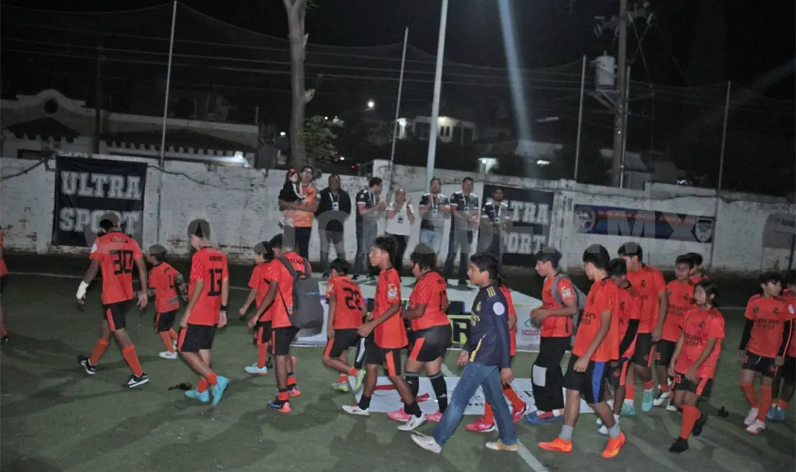 Los planteles más pequeños demostraron mucho ánimo durante su trasladado en la cancha. Alan Pola/CP