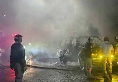 Voraces llamas consumen local