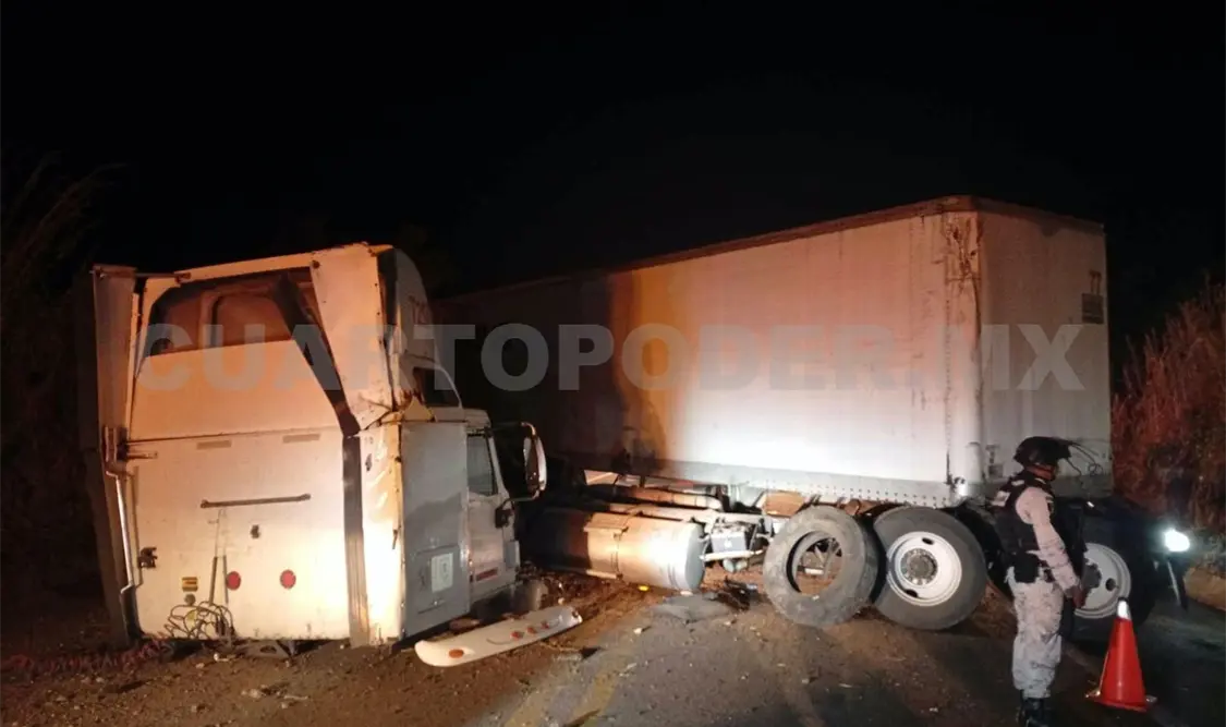 Al tráiler se le salió la cabina y quedó obstruyendo la vía. Osman Toledo / CP