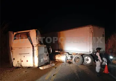Se desprende la cabina de tráiler y queda atravesado
