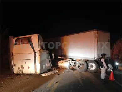 Se desprende la cabina de tráiler y queda atravesado Se desprende la cabina de tráiler y queda atravesado