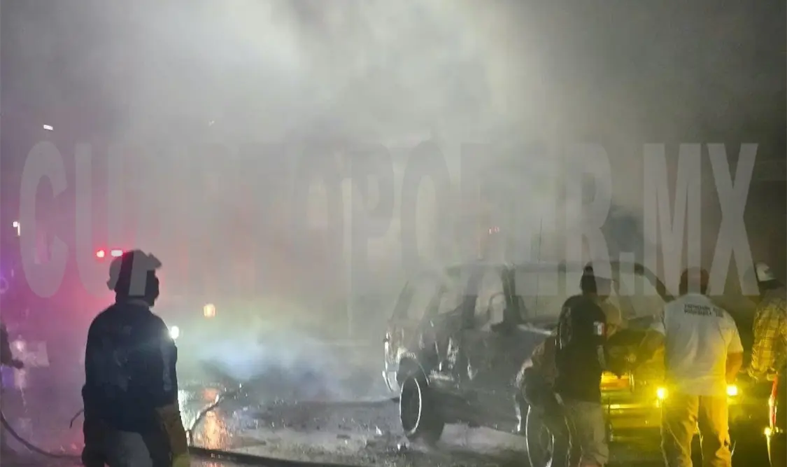 Voraces llamas consumen local