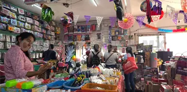 Sufren invasión de tiendas chinas Sufren invasión de tiendas chinas