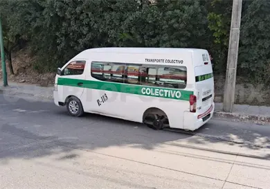 Se le sale llanta trasera a colectivo y lesiona a taxista