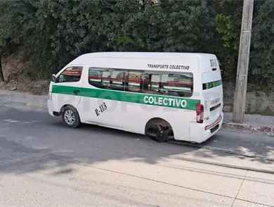 Se le sale llanta trasera a colectivo y lesiona a taxista