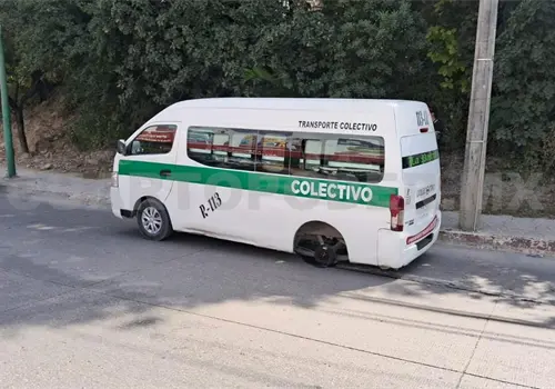 Se le sale llanta trasera a colectivo y lesiona a taxista Se le sale llanta trasera a colectivo y lesiona a taxista