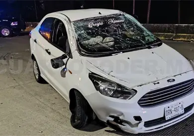 Impactan muro, dan varias vueltas y salen ilesos