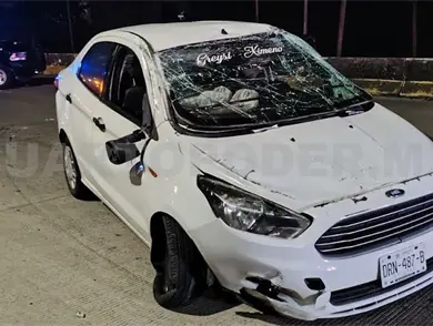 Impactan muro, dan varias vueltas y salen ilesos