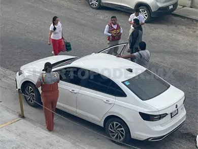 Fallece mujer al volante después de sentirse mal