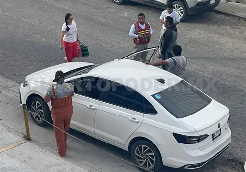 Fallece mujer al volante después de sentirse mal Fallece mujer al volante después de sentirse mal