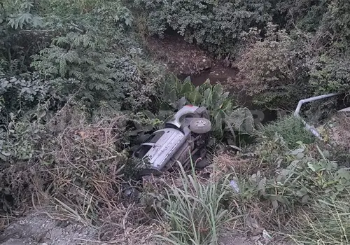 Se precipita camioneta al fondo de barranco