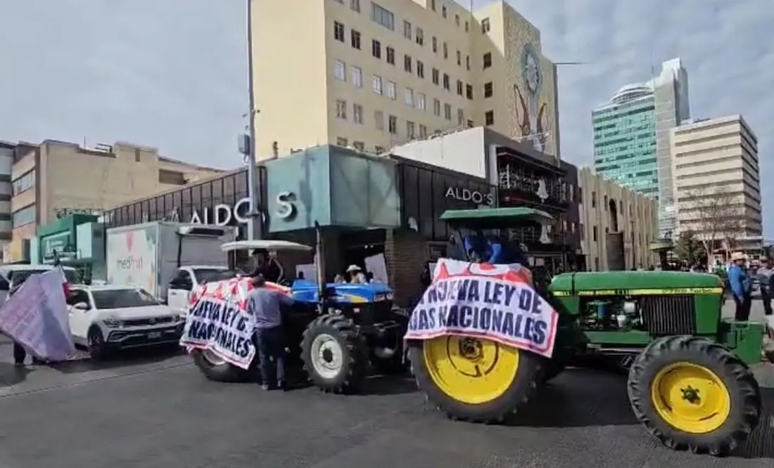 Los manifestantes llegaron con sus tractores y también con mantas con mensajes. El Universal