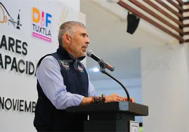 Ángel Torres entrega útiles a estudiantes con discapacidad