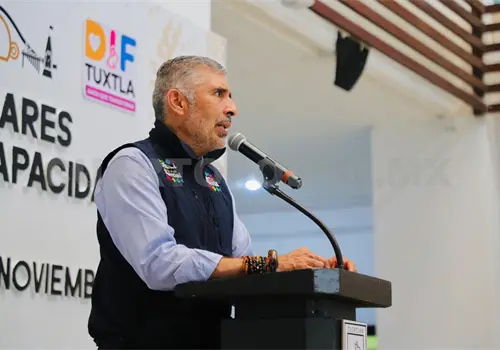 Ángel Torres entrega útiles a estudiantes con discapacidad
