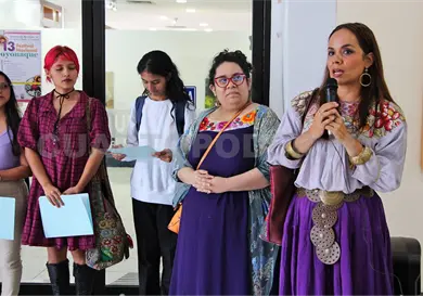 Alumnos dialogan con Rosario Castellanos