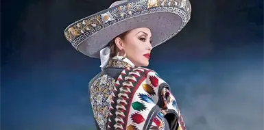 Reconocen a figuras de la cultura