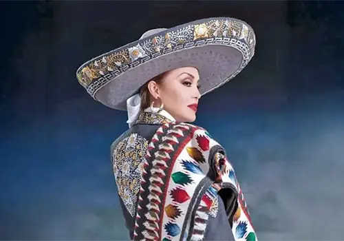 Reconocen a figuras de la cultura