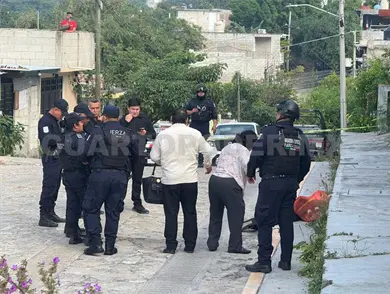 Hallan muerto a velador en la vía pública