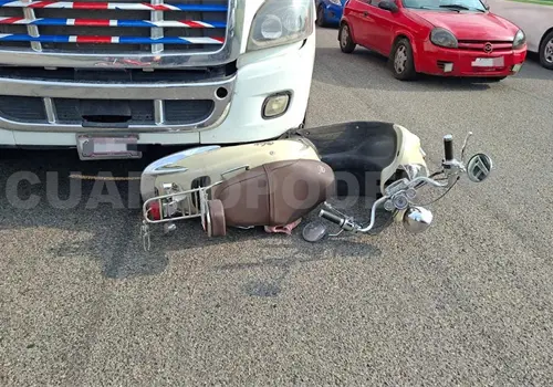 Tráiler arrolla a mujeres en motoneta y las lesiona