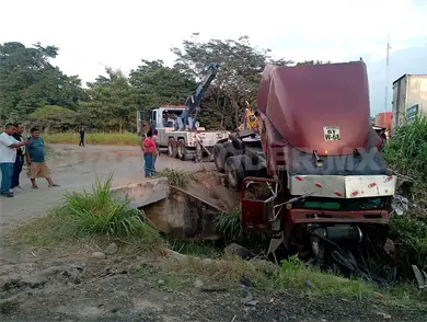 Colisión de tráileres deja severos daños
