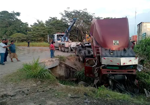 Colisión de tráileres deja severos daños